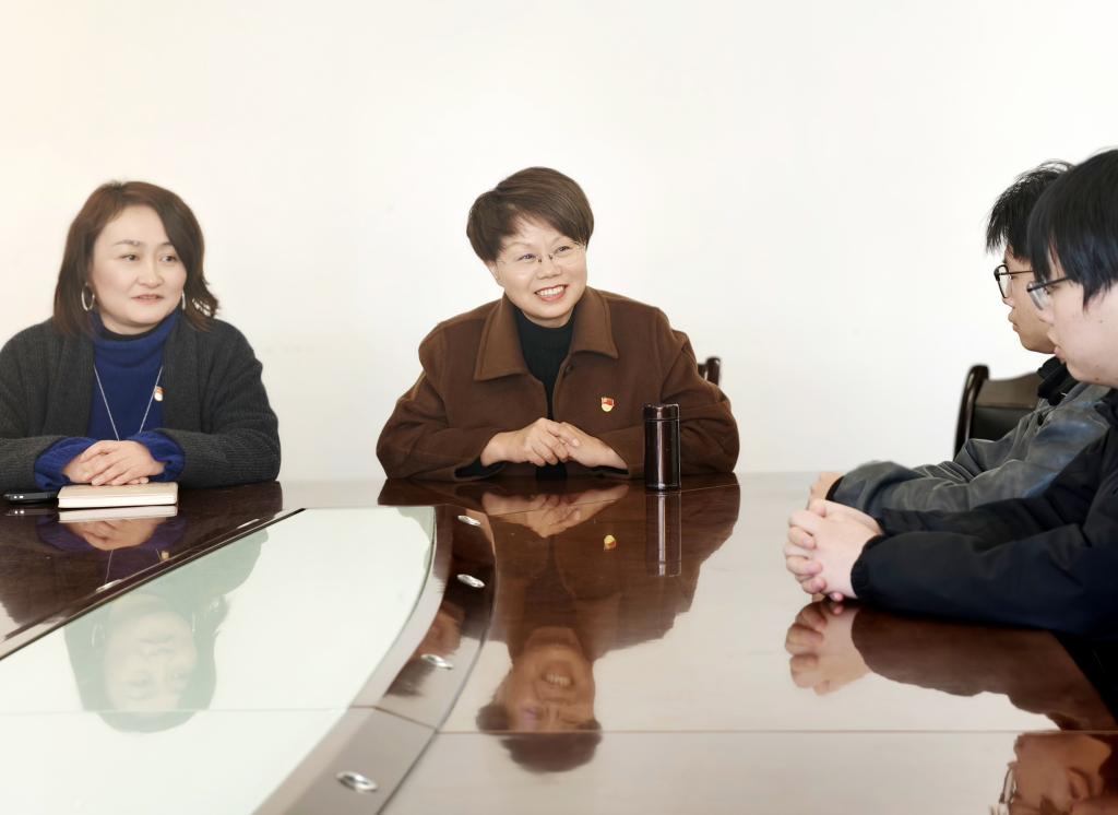 校党委副书记陈华仙深入捕鱼游戏赚钱
与联系班级学生座谈交流