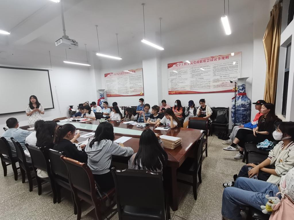 化工学院学生第二党支部开展 “我为群众办实事”主题党日活动